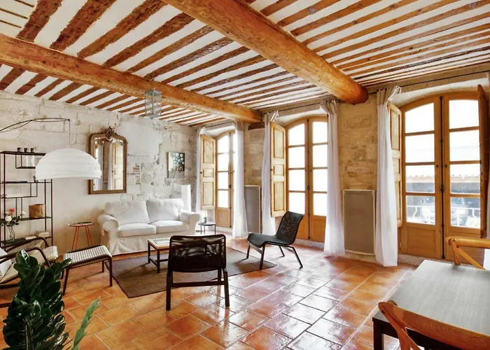 Charming Traditional Flat With Garage At The Heart Of Avignon - Welkeys